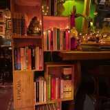 Se non sono le comitive chi frequenta allora il coktail bar? �Piccoli gruppi di amici e soprattutto coppie � afferma il titolare -. L�atmosfera del resto concilia il romanticismo, tra libri sistemati ovunque...